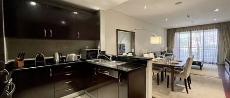 Kjøleskap, mikrobølgeovn, kokeplater og oppvaskmaskin