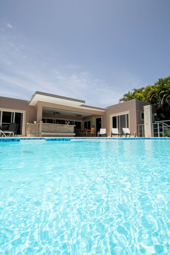 Luxury Caribbean 5BR Villa – Private Pool, BBQ & Ocean Breezes