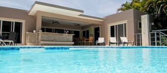 Luxury Caribbean 5BR Villa – Private Pool, BBQ & Ocean Breezes