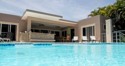 Luxury Caribbean 5BR Villa – Private Pool, BBQ & Ocean Breezes