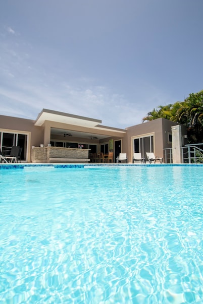Luxury Caribbean 5BR Villa – Private Pool, BBQ & Ocean Breezes