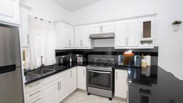 Refrigerador, horno, placa de cocina, cafetera/tetera