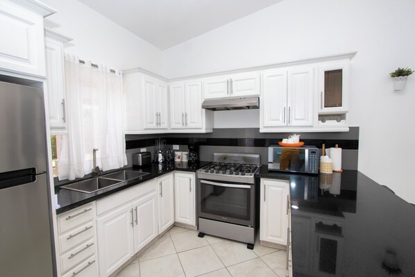 Fridge, oven, stovetop, coffee/tea maker