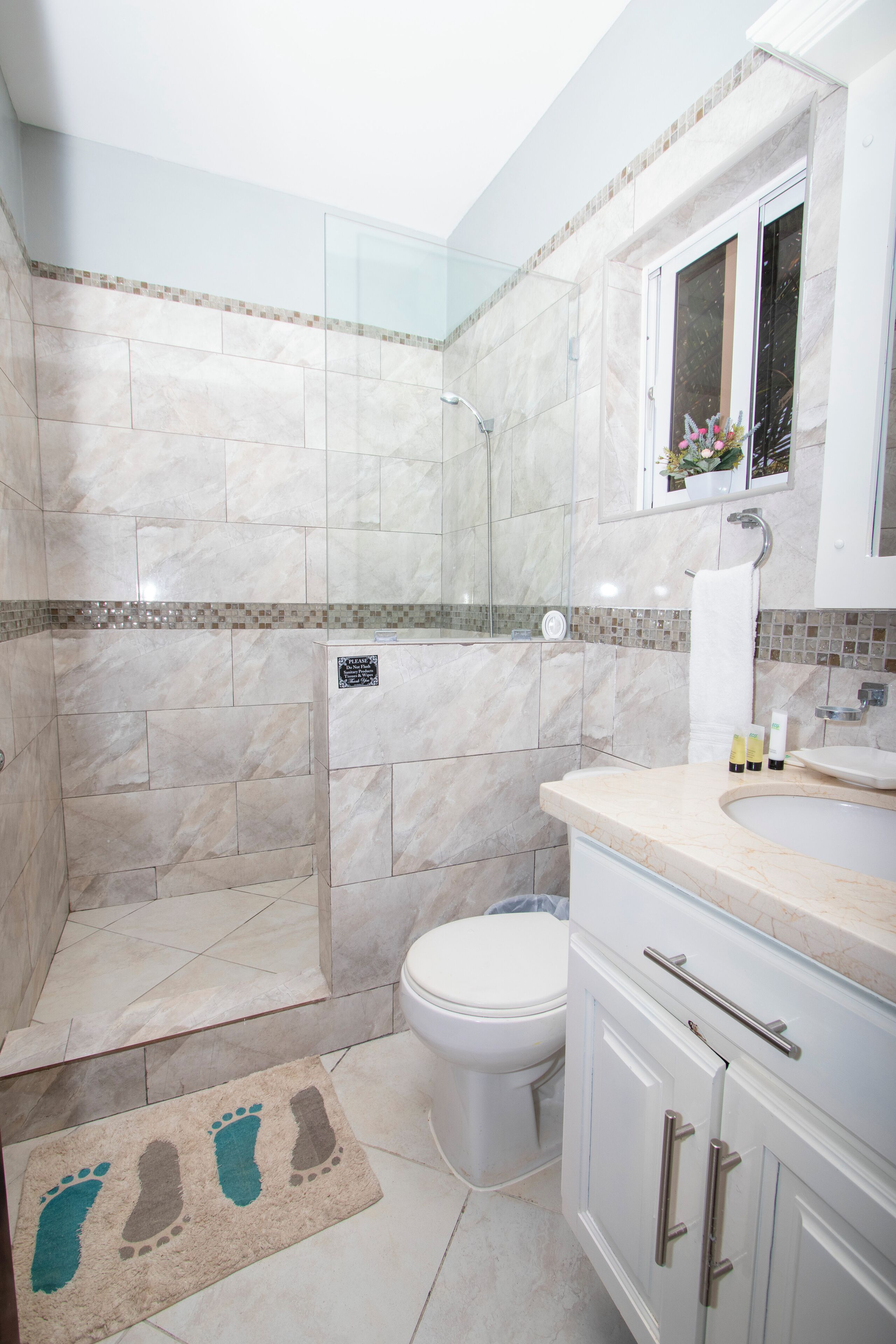 Een douche, een haardroger, een bidet, handdoeken