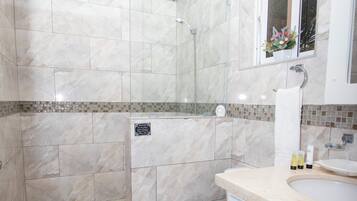 Een douche, een haardroger, een bidet, handdoeken