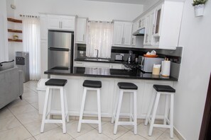 Fridge, oven, stovetop, coffee/tea maker
