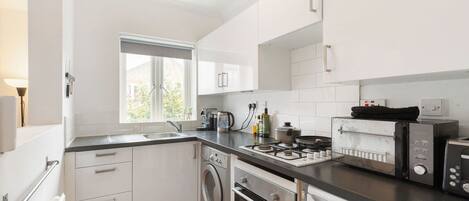 Réfrigérateur, micro-ondes, four, cafetière/bouilloire