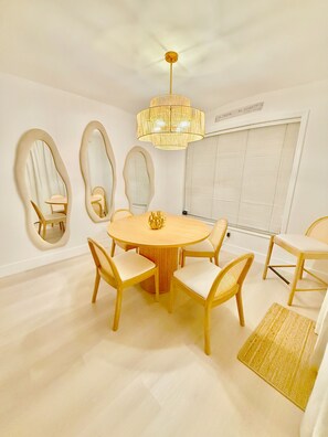 Dining - Welcome to Castillo Del Mar. A peaceful, salty newly remodeled ocean front home! (Key Colony Beach)
