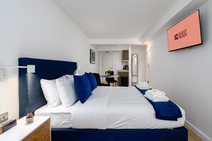 Een strijkplank/strijkijzer, internet, beddengoed