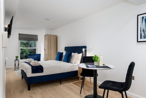 Een strijkplank/strijkijzer, internet, beddengoed