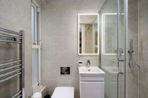 Een douche, een haardroger, handdoeken