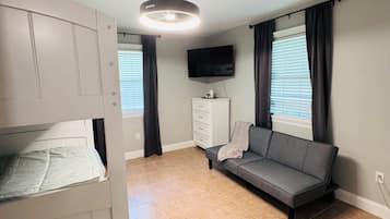 2 quartos, ferros/tábuas de passar roupa, Wi-Fi, roupa de cama