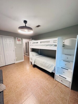 2 habitaciones, tabla de planchar con plancha, wifi y ropa de cama