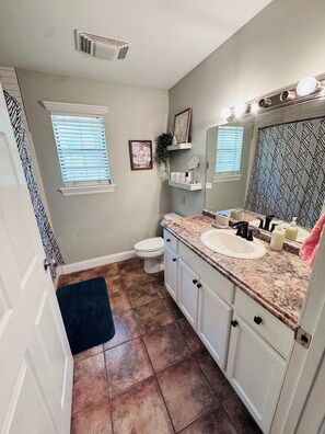 Een haardroger, handdoeken, zeep, toiletpapier