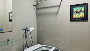 Dusche, Haartrockner, Bidet, Handtücher