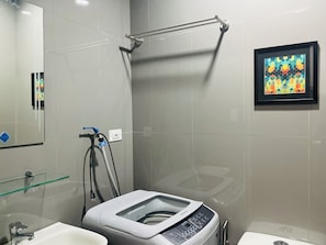 Shower, hair dryer, bidet, towels