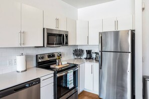 Réfrigérateur, four à micro-ondes, un four, surface de cuisson