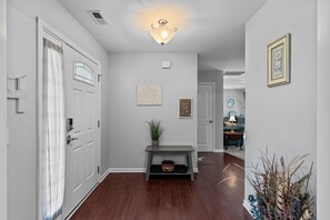 Interior - 4 Bedroom - We Love Dogs - Close to Carolina Beach (Wilmington)