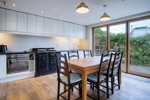 High chair - Bwthyn Berwig - 3 Bedroom Cottage - Llanrhidian (Swansea)