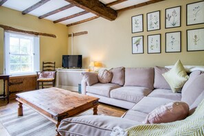 Smart TV, fireplace - Bwthyn Berwig - 3 Bedroom Cottage - Llanrhidian (Swansea)