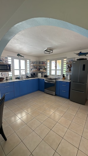 Mikrowelle, Ofen, Wasserkocher mit Kaffee-/Teezubehör, Toaster