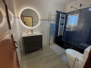 Shower, hair dryer, towels, soap - Adorable traditional and functional Farm House. (Guia)