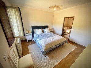 3 bedrooms, desk, iron/ironing board, free WiFi - Adorable traditional and functional Farm House. (Guia)