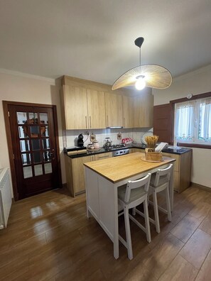 Fridge, microwave, oven, coffee/tea maker