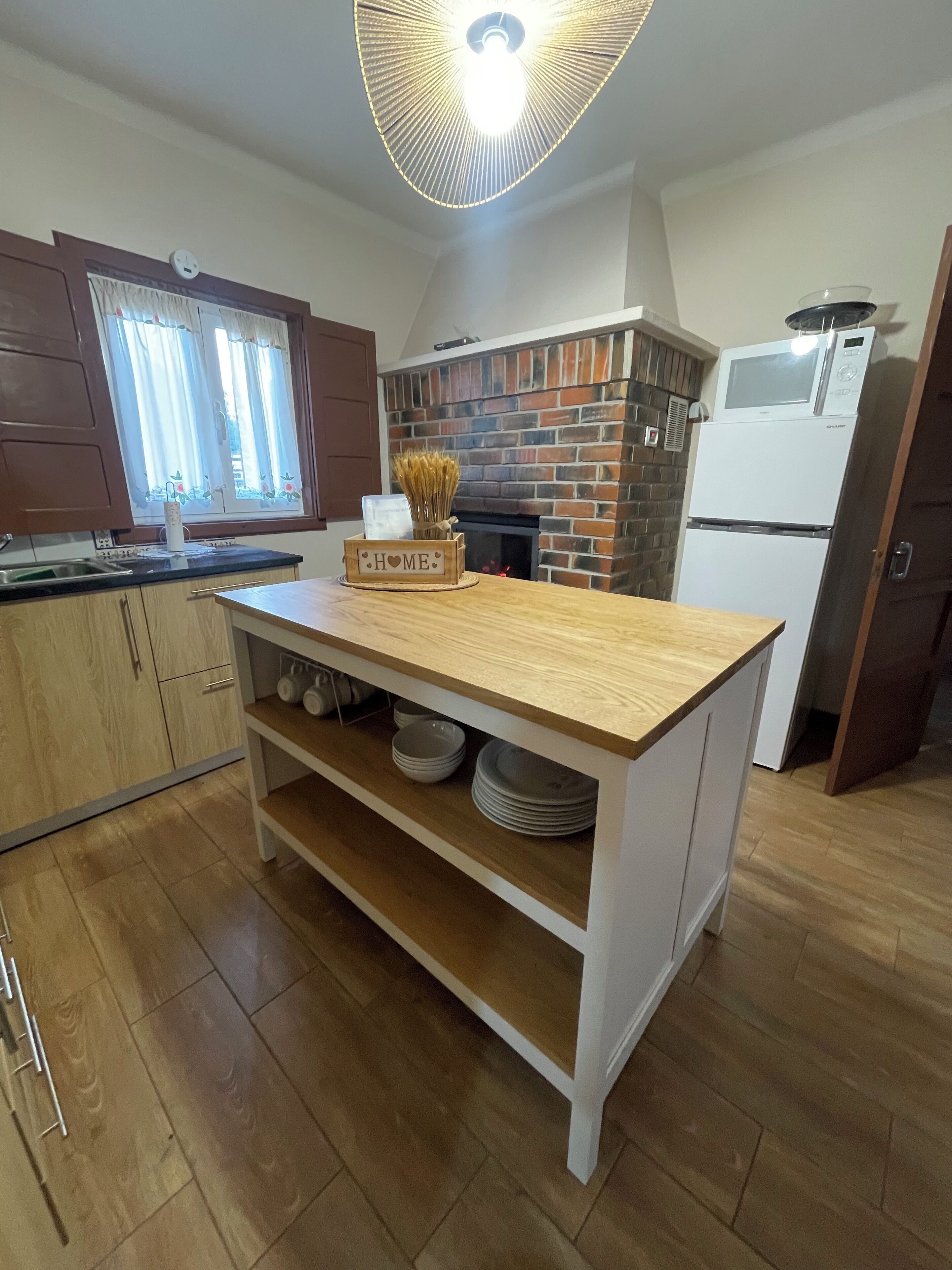 Refrigerador, microondas, horno y cafetera y tetera 