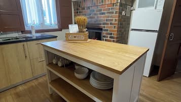 Refrigerador, microondas, horno y cafetera y tetera