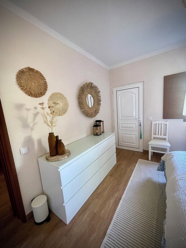 3 bedrooms, desk, iron/ironing board, free WiFi