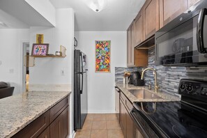 Microwave, oven, stovetop, dishwasher - Cozy condo in vibrant Orlando (Orlando)
