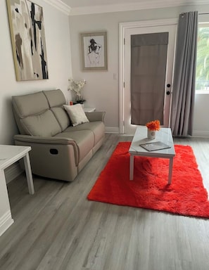 Living area - New Luxury Guest House/Pool/Bath/ Laundry (Pomona)