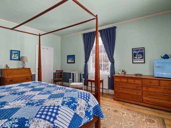 Desk, iron/ironing board, free WiFi, bed sheets