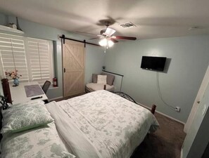 1 dormitorio, tabla de planchar con plancha, wifi y ropa de cama