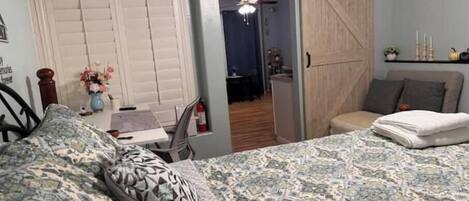 1 habitación, tabla de planchar con plancha, wifi y ropa de cama