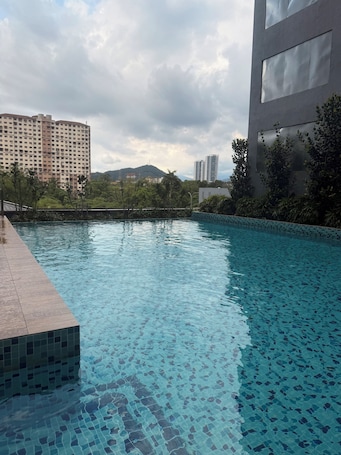 2 kolam renang terbuka, kerusi lepak pantai