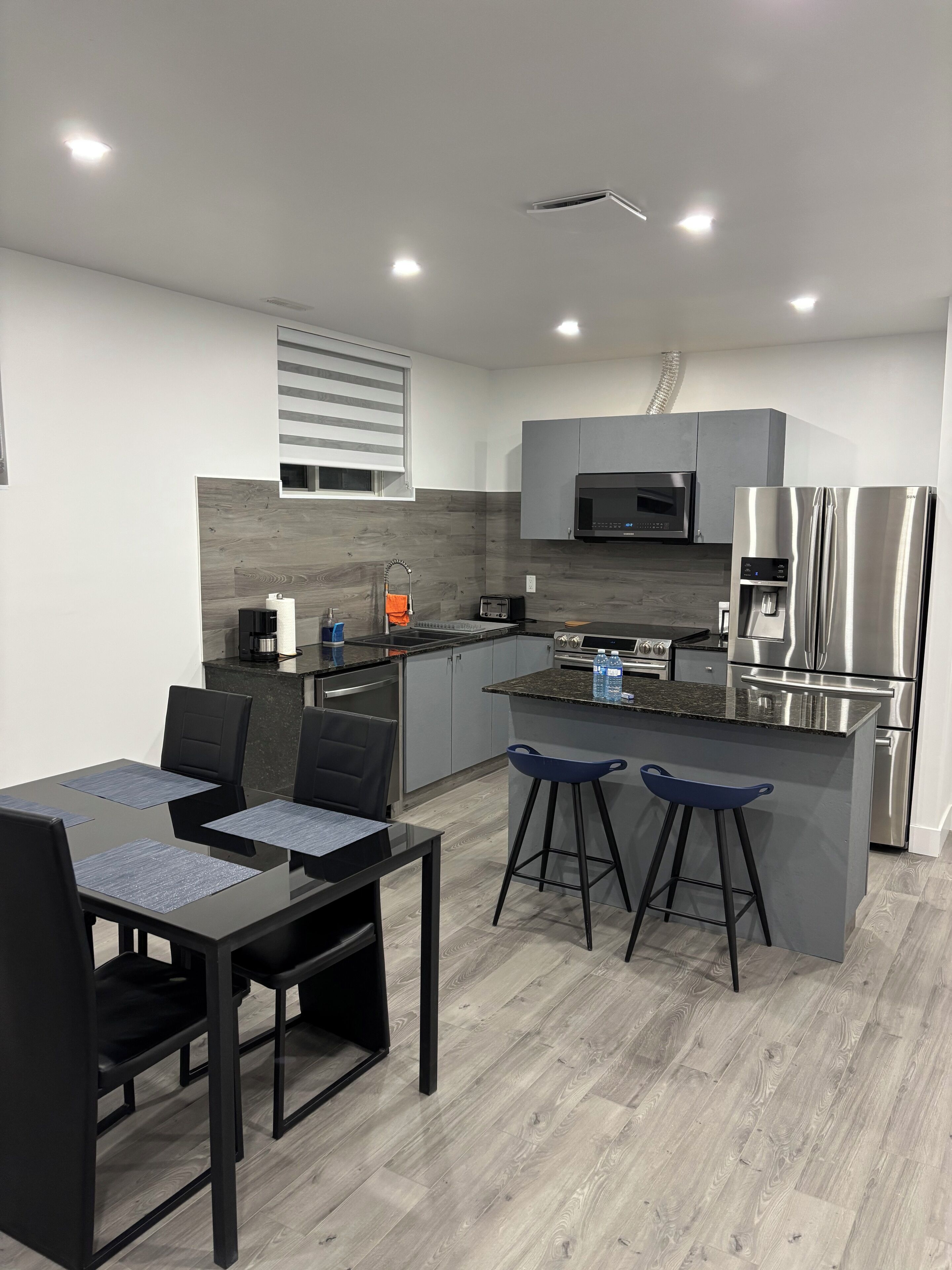 Refrigerador, microondas, horno y parrilla de estufa 