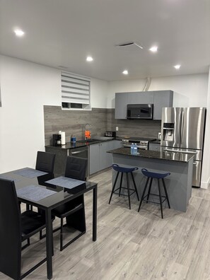 Frigorífico, microondas, horno y placa de cocina