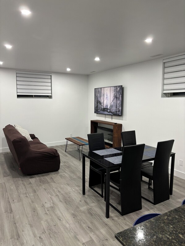 Una Smart TV, una chimenea