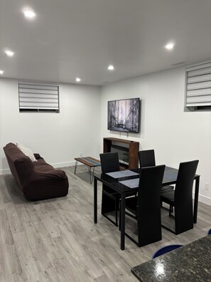 Smart TV, fireplace