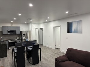 Una Smart TV, una chimenea