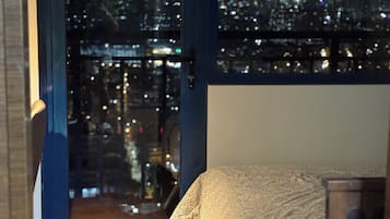 1 slaapkamer, een strijkplank/strijkijzer, beddengoed