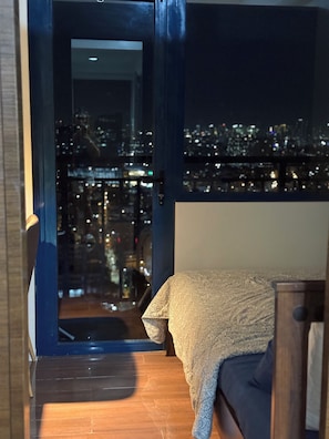 1 habitación, tabla de planchar con plancha y ropa de cama