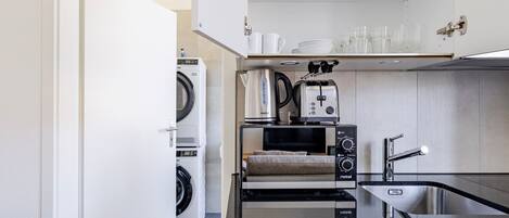 Kylskåp, mikrovågsugn, ugn och spishäll