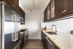 Fridge, oven, stovetop, dishwasher