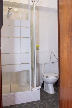 Deluxe Double Room, Balcony, City View | Bathroom