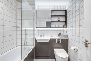 Een douche, een haardroger, handdoeken