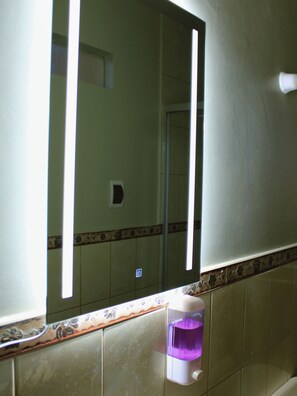 Shower, towels, toilet paper - INTI RUMI apartment that will be your home in another country (Cusco)