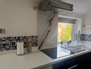 Refrigerador, microondas, horno y parrilla de estufa 